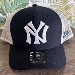 Nike New York Yankees Trucker Cap in Black and White